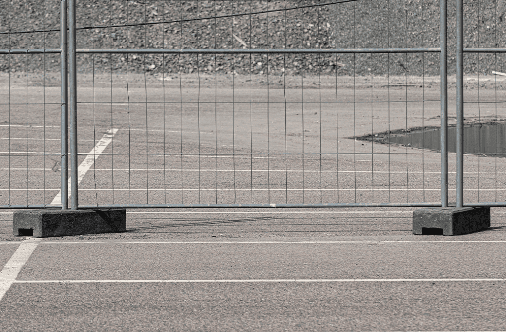 Portable temporary fence panel supported by a rubber footing